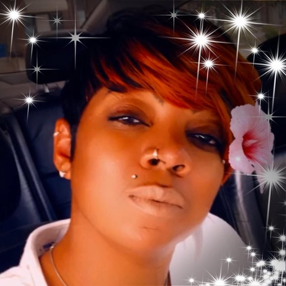 Meet your Posher, Nicole - Picture 1 of 1